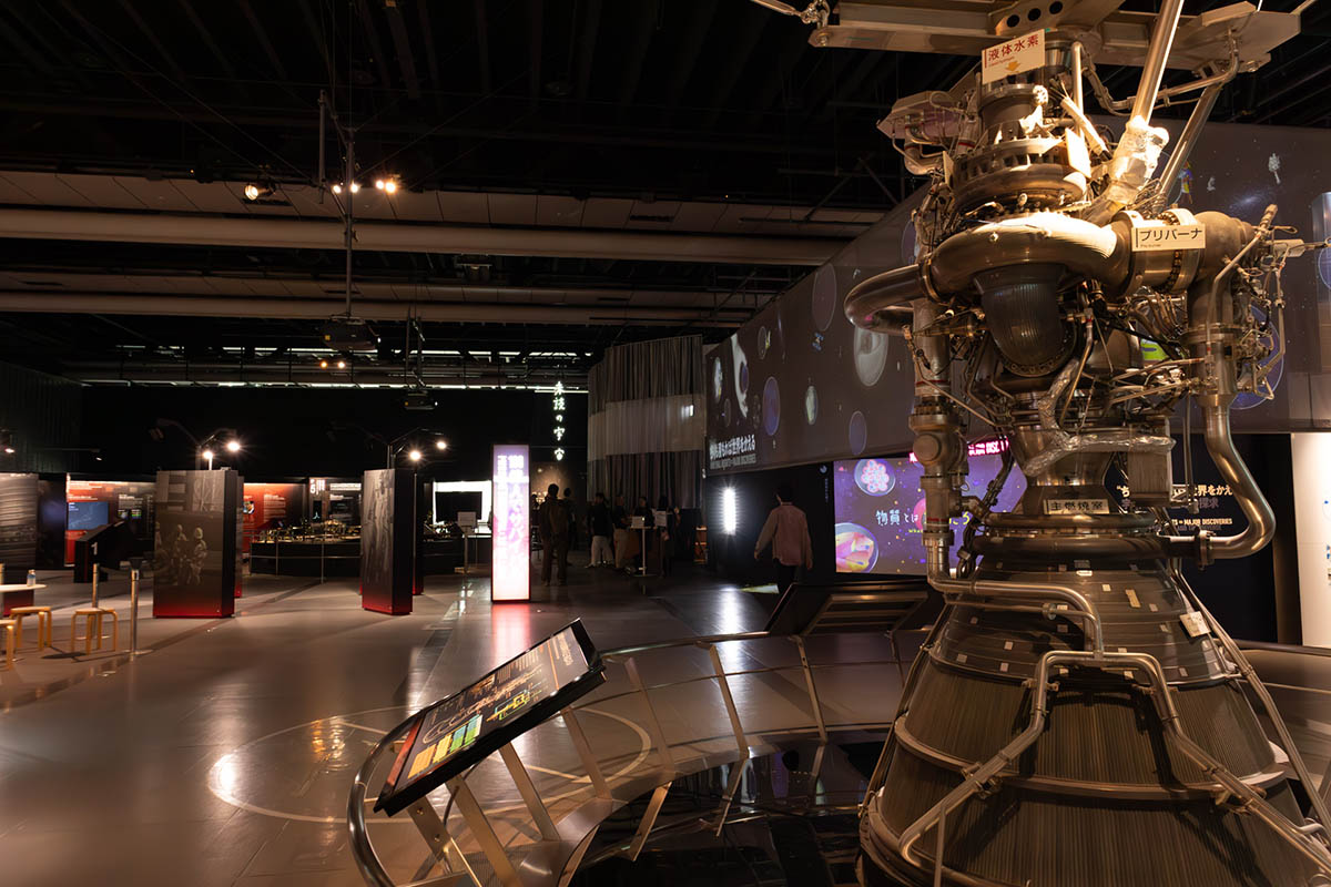 5階はロケットエンジンなどもあり、宇宙関連の展示がメインになっています
