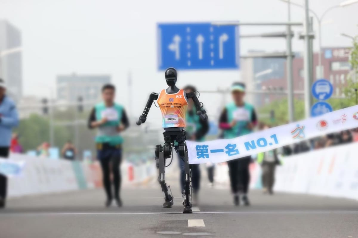 中国の北京市で開催されたハーフマラソンレースで優勝した「天工 Ultra」(出典：北京人形机器人创新中心)