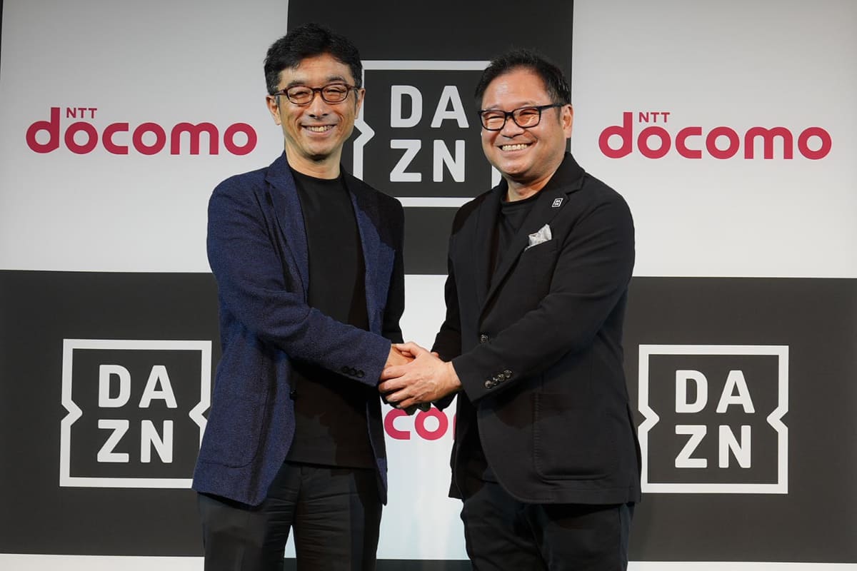 NTTドコモ 齋藤 武 副社長(左)とDAZN Japan Investment 笹本裕CEO(右)