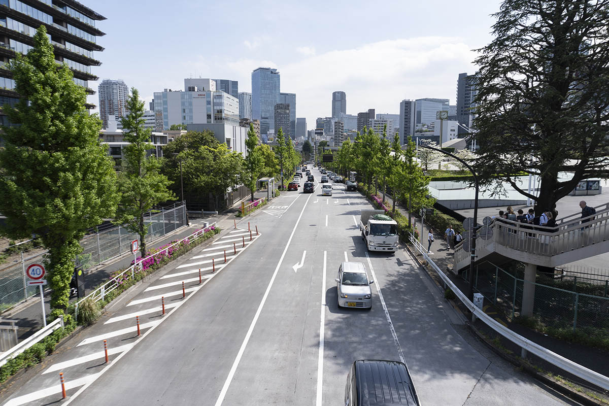 JR線沿いを渋谷方面に向かうと右手に新・代々木公園がある