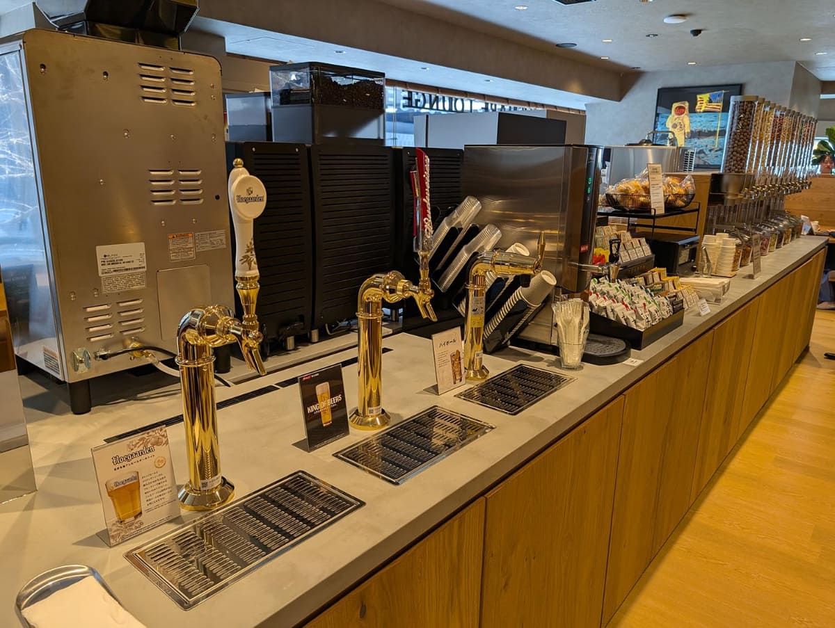 Olive LOUNGE 船場の2階にあるSHARE LOUNGE。1,500円を支払うことでアルコールを含むドリンクやスナックバーが利用可能