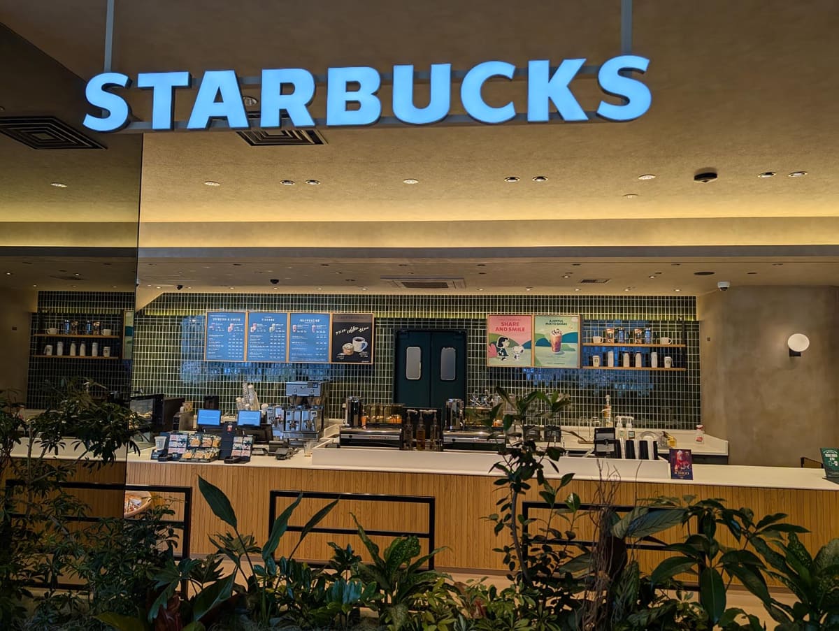 1階にあるスターバックス店舗。後述するがOlive提示で最大10%還元がある