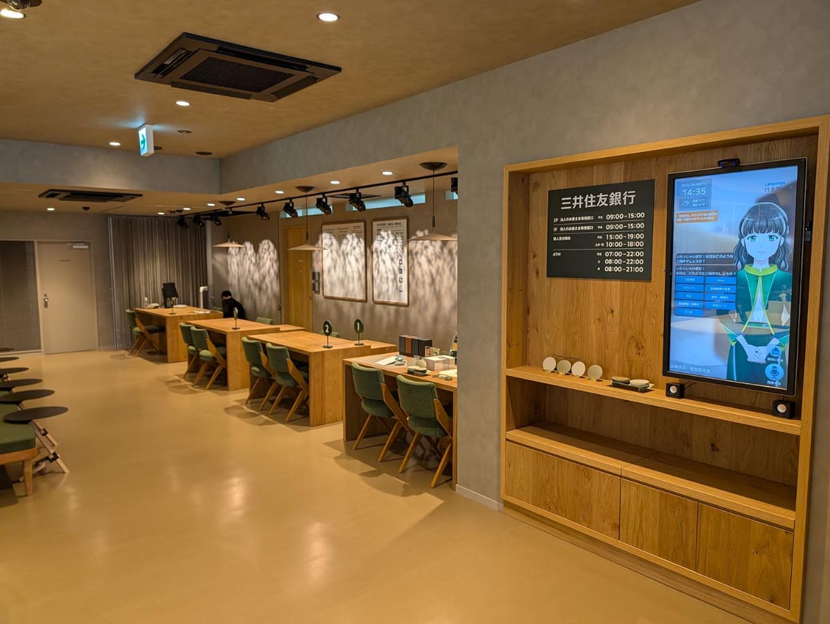 1階奥には個人向け銀行窓口。営業時間外はカフェの延長として空間を利用可能