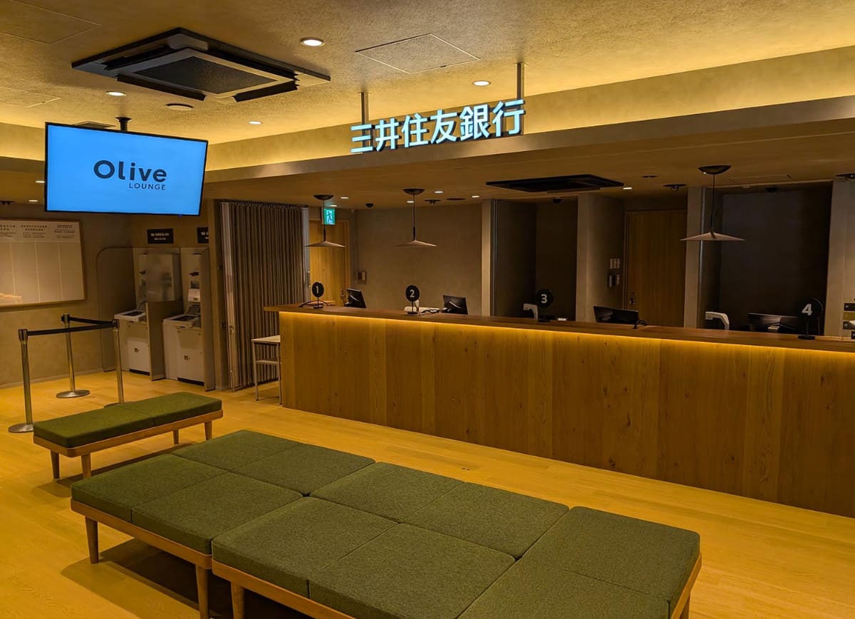 2階奥には法人向け銀行窓口