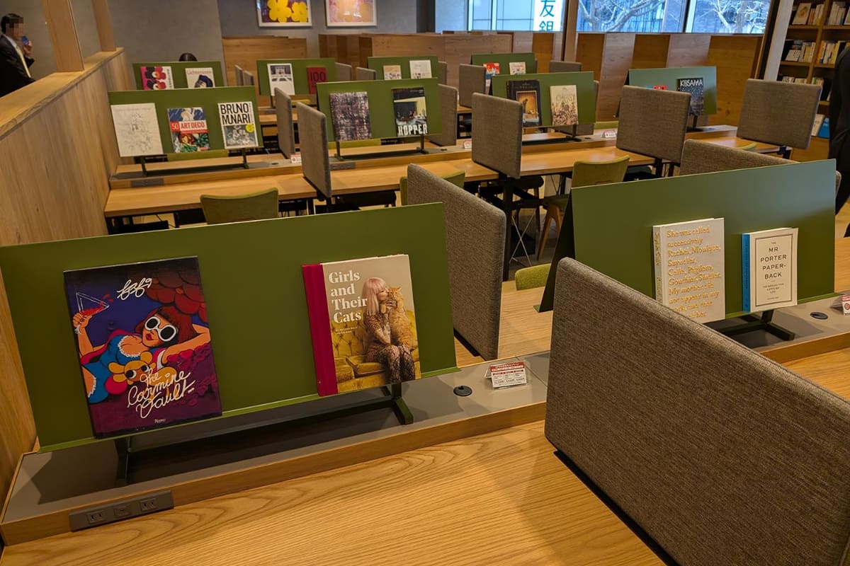 Olive LOUNGE 船場の2階にあるSHARE LOUNGEなど、さまざまな場所に現地アーティストのコラボ作品が展示されている(写真奥)