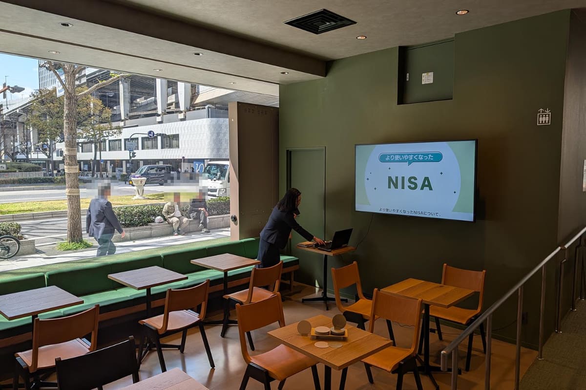 入り口付近にはマネーレッスンのコーナーがあり、毎日ミニ金融口座が開かれている