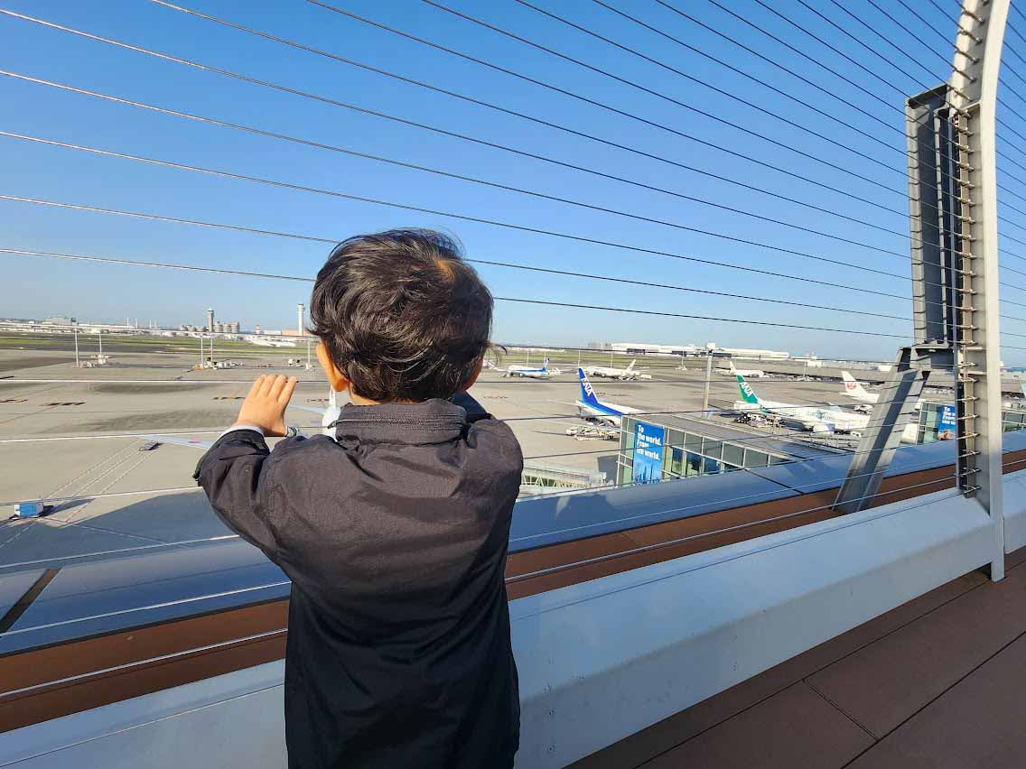 すべてのターミナルに展望デッキがあり、飛行機を眺められます