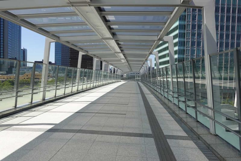 首都高を跨ぎ、浜松町駅と東京ポートシティ竹芝をつなぐ歩行者デッキ
