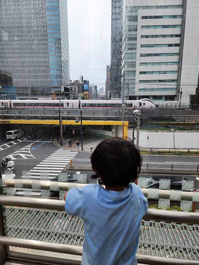 デッキからはさまざまな電車が見えます