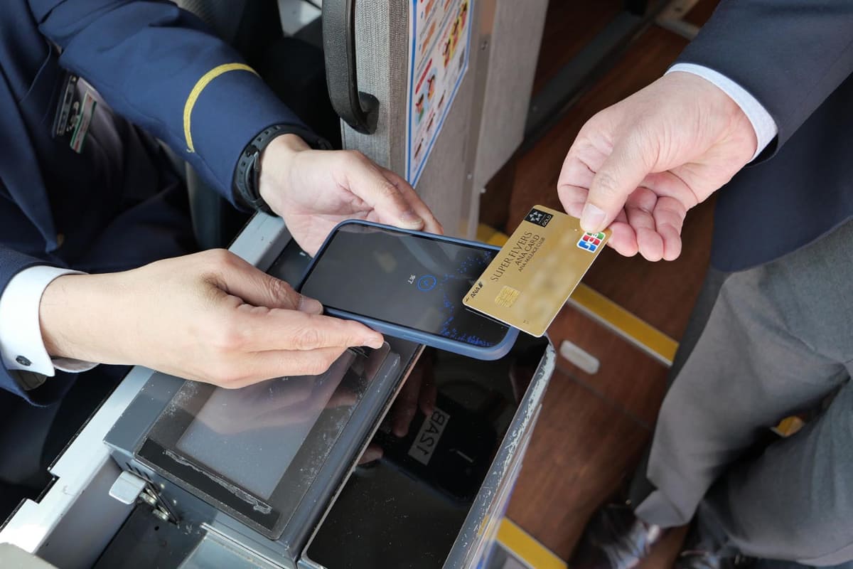 JR東海バスでは、乗務員の車内業務用iPhoneを利用して、Airペイ QRによるQRコード決済と、Airペイ タッチによるクレジットカードのタッチ決済に対応