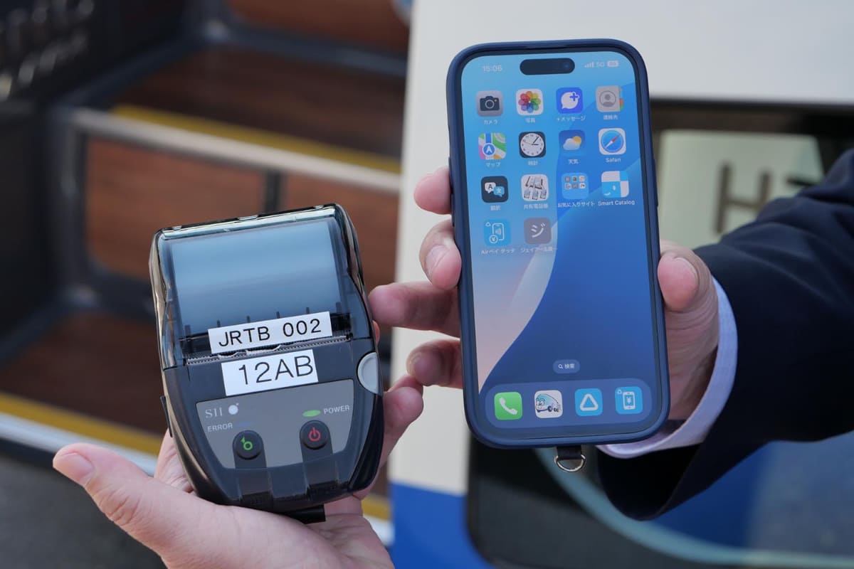 JR東海バスでは、乗務員が車内での改札や座席管理、情報伝達などの業務にiPhoneを活用しており、そのiPhoneを車内でのキャッシュレス決済にも展開する