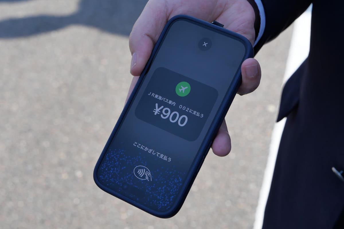 現金決済時には、乗務員が直接現金を受け渡しとなるが、QRコード決済ではiPhoneのカメラでQRコードを読み取り、クレジットカードのタッチ決済ではiPhoneにクレジットカードをタッチして決済を行なう
