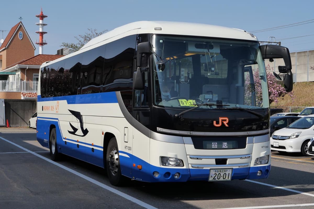 バスの車体には、キャッシュレス決済への対応をアピールする装飾が一切施されていない