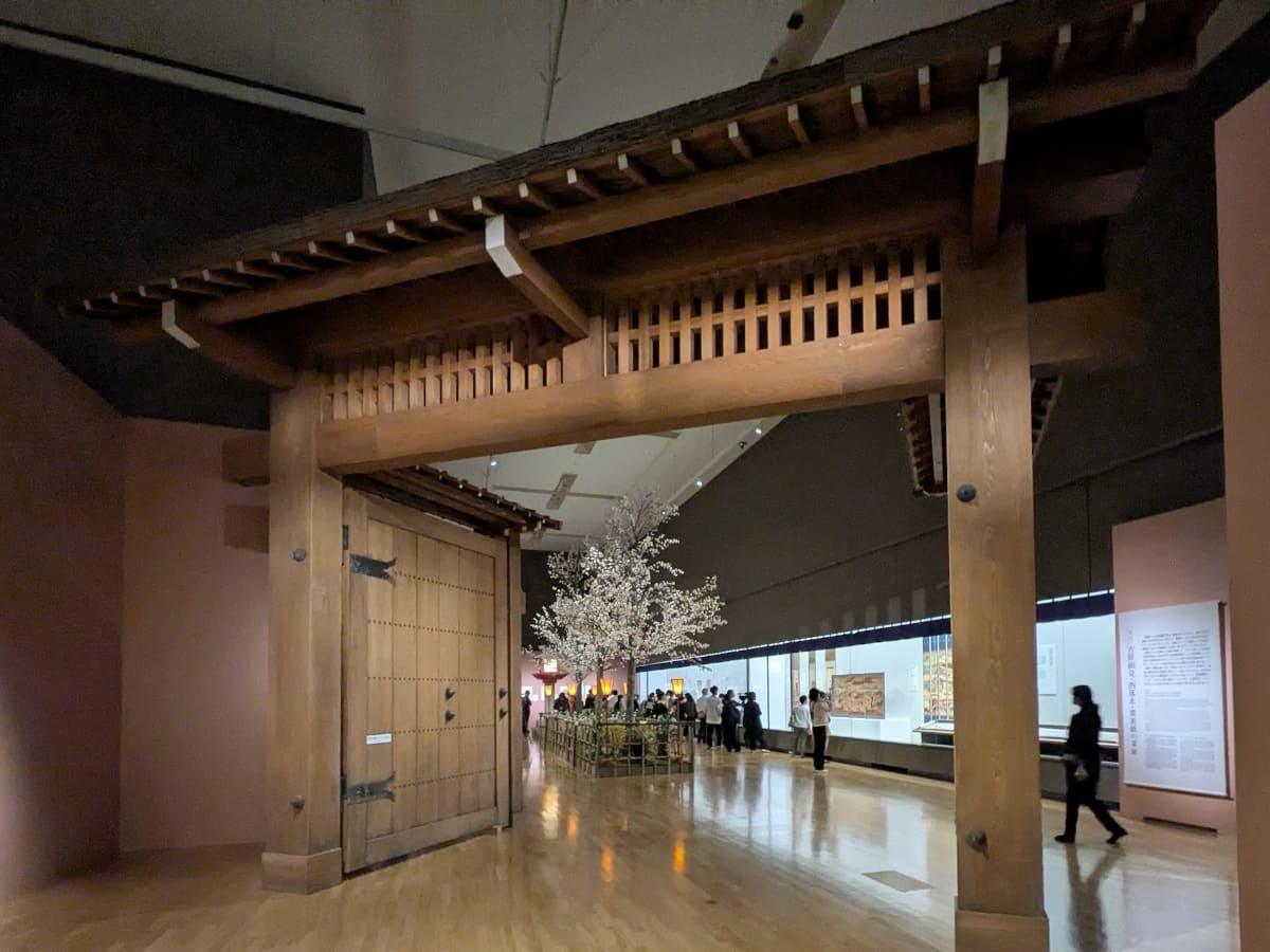 第1章へは、「べらぼう～蔦重栄華乃夢噺～」の撮影で使われた、吉原の大門をくぐっていく