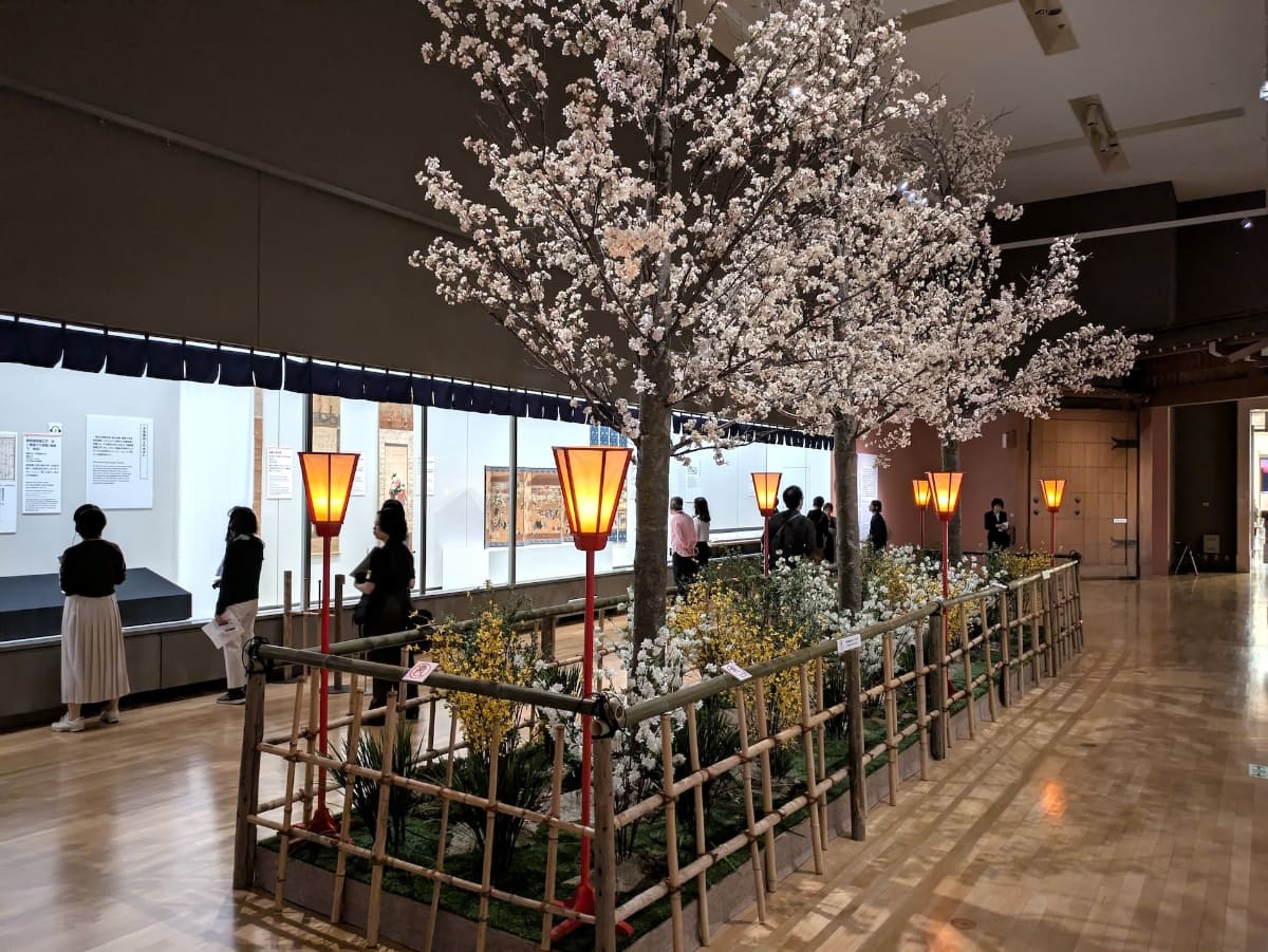 吉原のメインストリート、仲之町に、春になると植えられていたという桜並木を再現