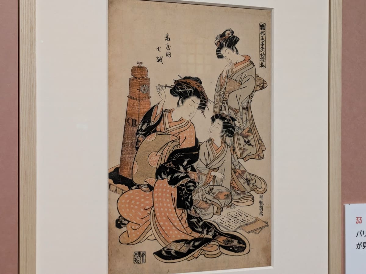 ドラマでは蔦重が苦汁をなめることになった、大手版元の西村屋与八による《雛形若菜初模様(ひながたわかなのはつもよう)》。遊女の姿を名前入りで礒田湖龍斎が描いた100枚を超えるシリーズで、蔦重はシリーズの最初期に関わった。写真は「扇屋七越」。安永期(1772～81)。東京国立博物館蔵