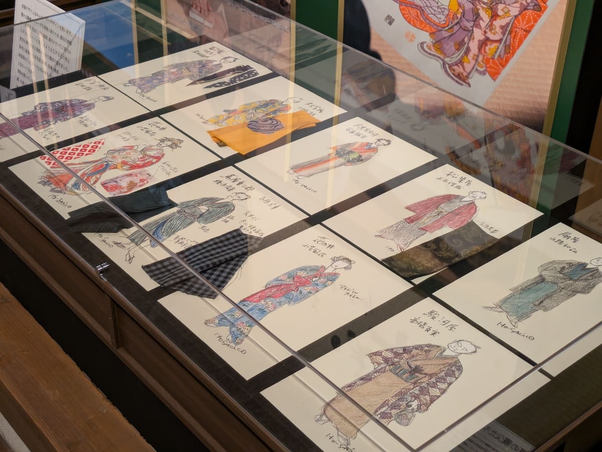 大河ドラマのために用意されたデザイン画や小道具なども見られる