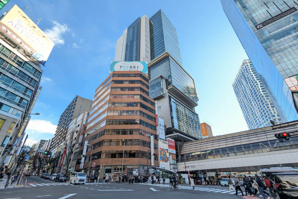 かつて「りそな銀行渋谷支店」があった場所は今回の事業の「B街区」。写真左側(北側)が「A街区」。後方は渋谷ヒカリエ(撮影：武石修/24年12月)
