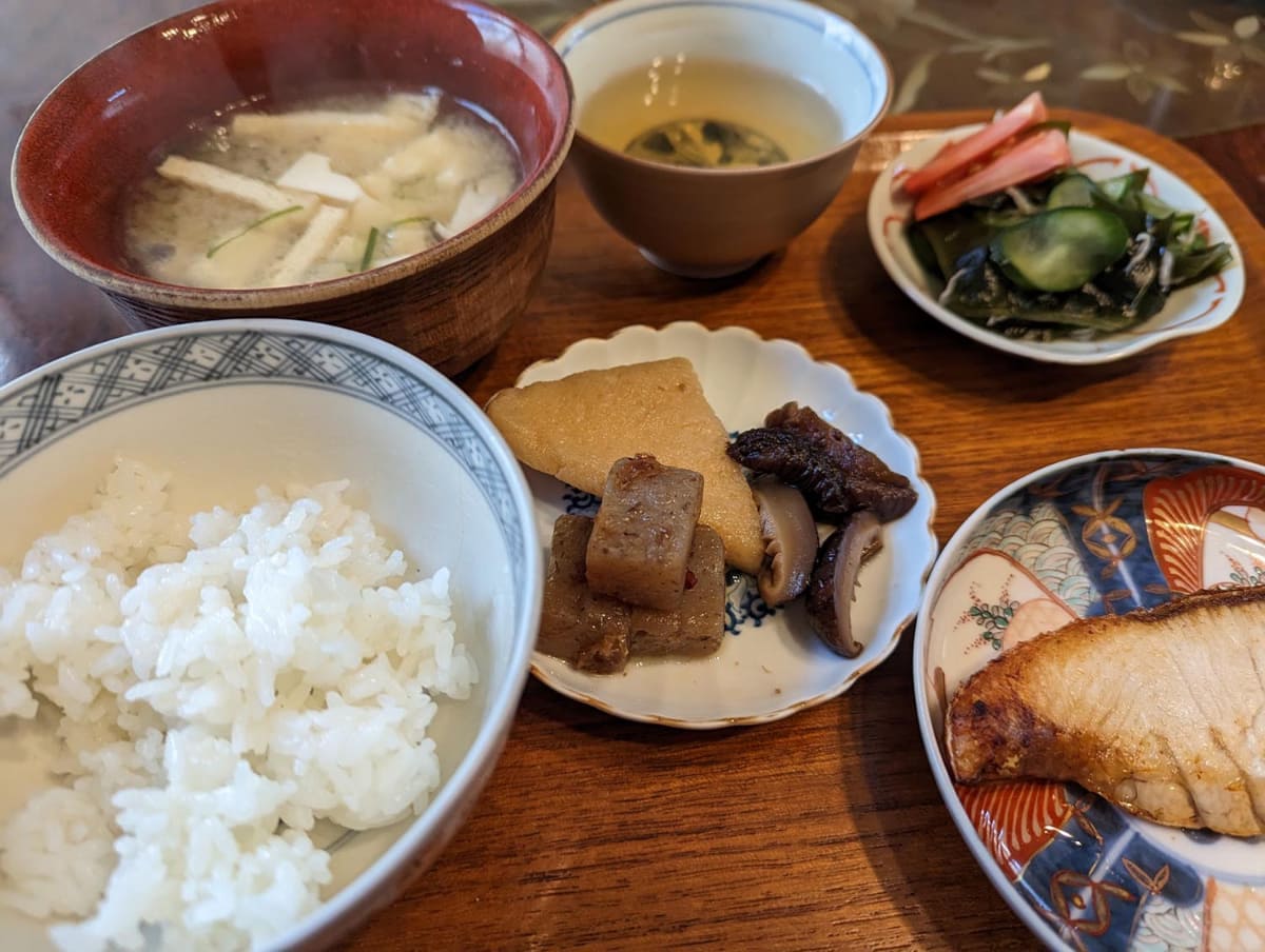 母の食事は、当初は3食とも作っていたが、徐々にスーパーの惣菜などを加えて、手作り以外の食事への抵抗感を減らしていった