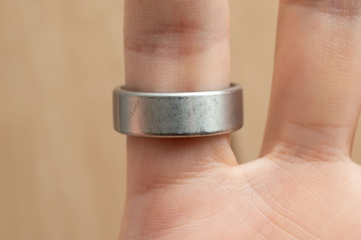 3カ月使用後の内側。チタン素材にシチズンのデュラテクトが施されていますが、さすがに内側は小傷が目立つようになってきました