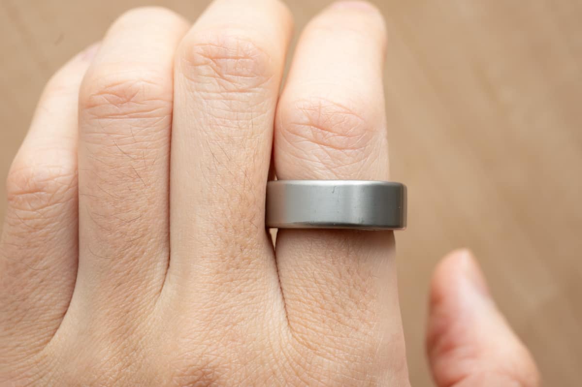 真円ではなく両サイドが少しフラットな形状ですが、手に力を入れる作業では隣の指を圧迫することも