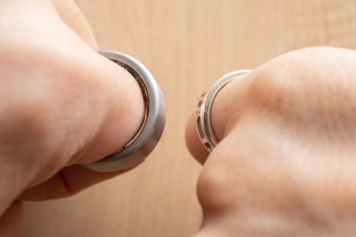 SOXAI RING 1(左)の厚さは2.5mm。クラシックなデザインの指輪(右)と比較しても、厚みはそれなりにある形です