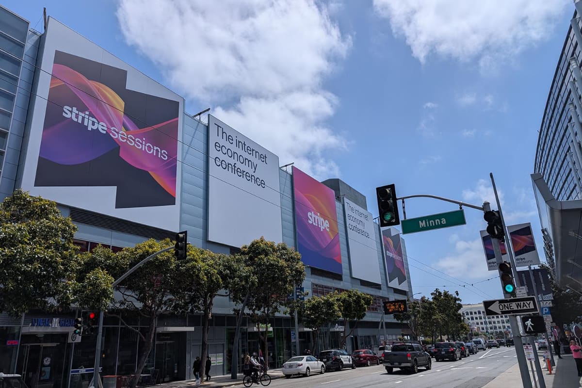 Stripe Sessions 2025が開催された米カリフォルニア州サンフランシスコのMoscone Center Westと看板の掲示されたMetreon