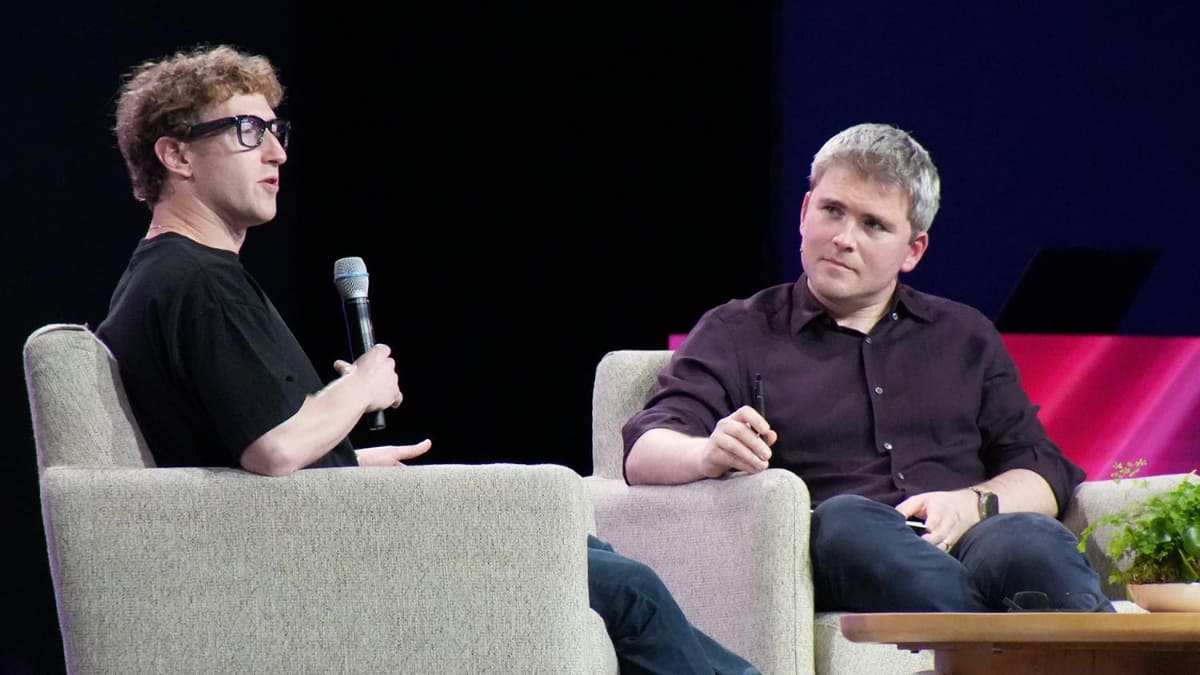 対談する米Meta CEOのMark Zuckerberg氏と、Stripe共同創業者の1人で同社プレジデントのJohn Collison氏。ちなみにZuckerberg氏が顔にかけているのはMeta RayBanのスマートグラス