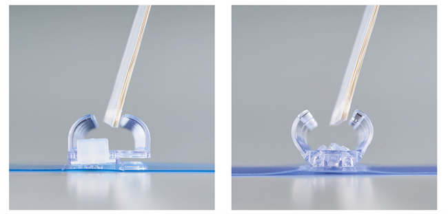 従来品(左)と新商品(右)。とじ具が斜めに大きく開くため、ルーズリーフの抜き差しもしやすい