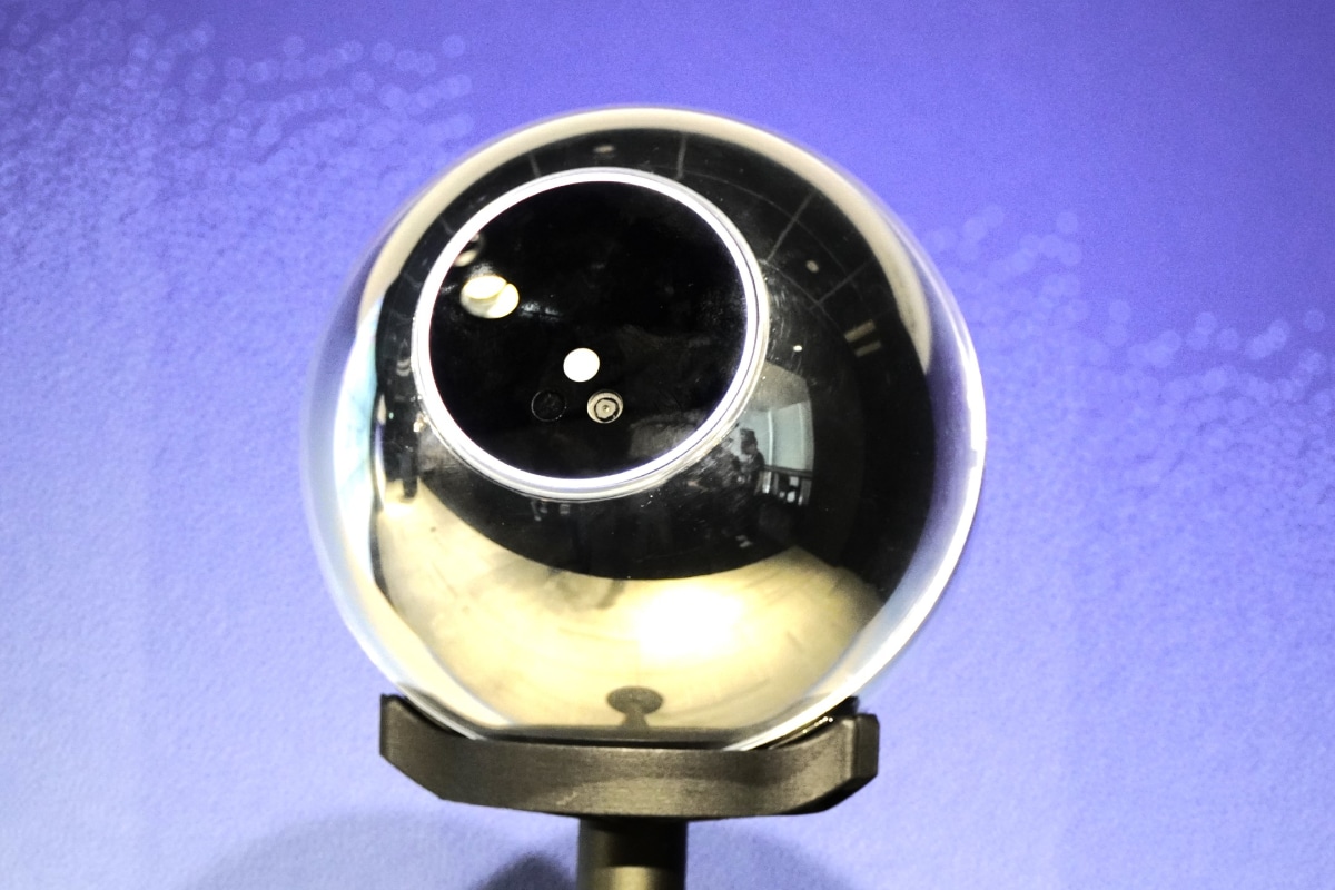 「Orb」本体　人の頭と同じくらいのサイズ