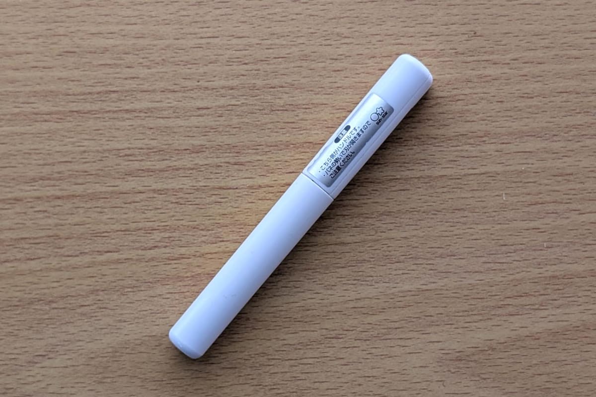 見た目はペンのよう。転がり防止の突起が付いています