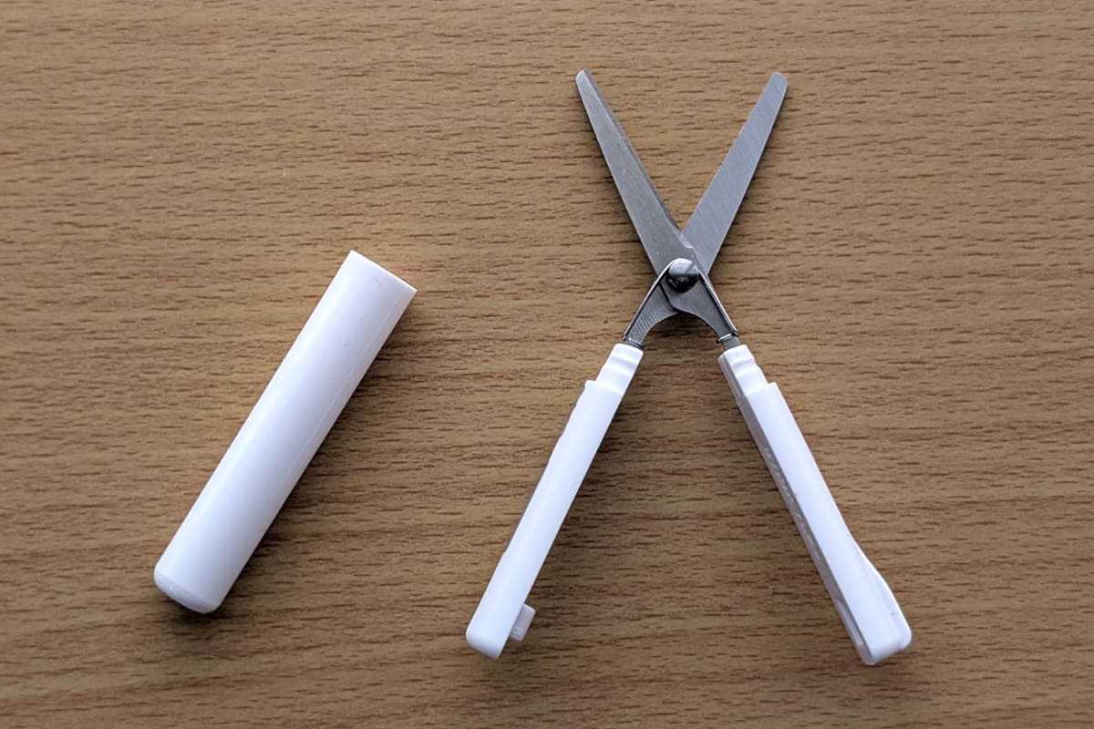 キャップを外すと、このように刃が開きます。ハンドルに力を入れたときだけ、刃が閉じる(モノを切る)という構造です