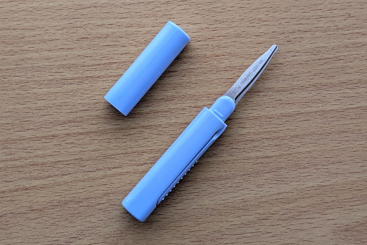 キャップを外しただけでは刃が開かない構造