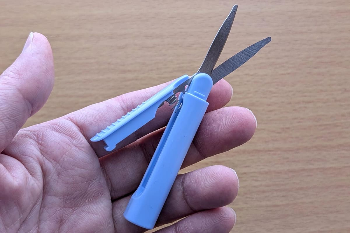 キャップを外し、さらにスライドロック機構を解除すると、この状態に