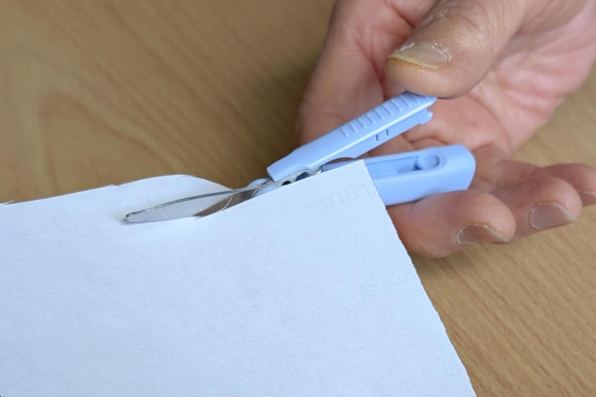 ハンドルの形状が非対象ですが、親指をかける部分が視覚的に分かりやすい