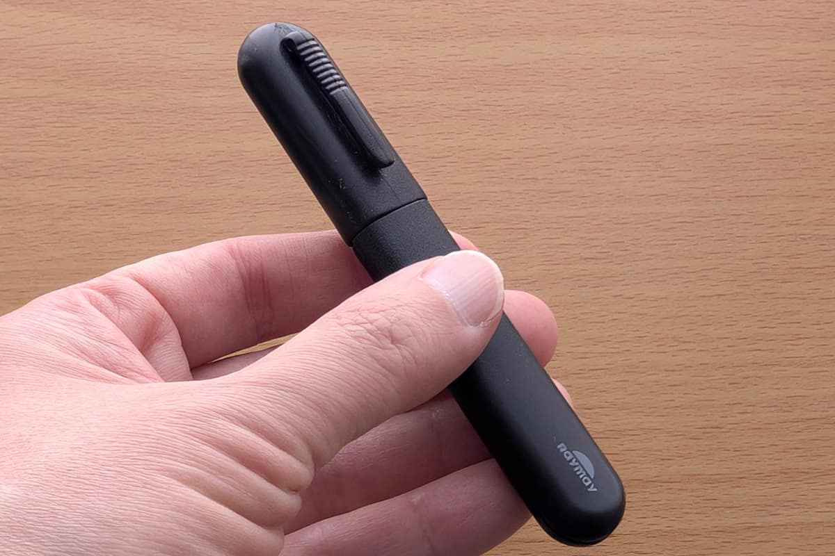 平たい形状。クリップが付いているので、ポケットに簡単に引っかけられます