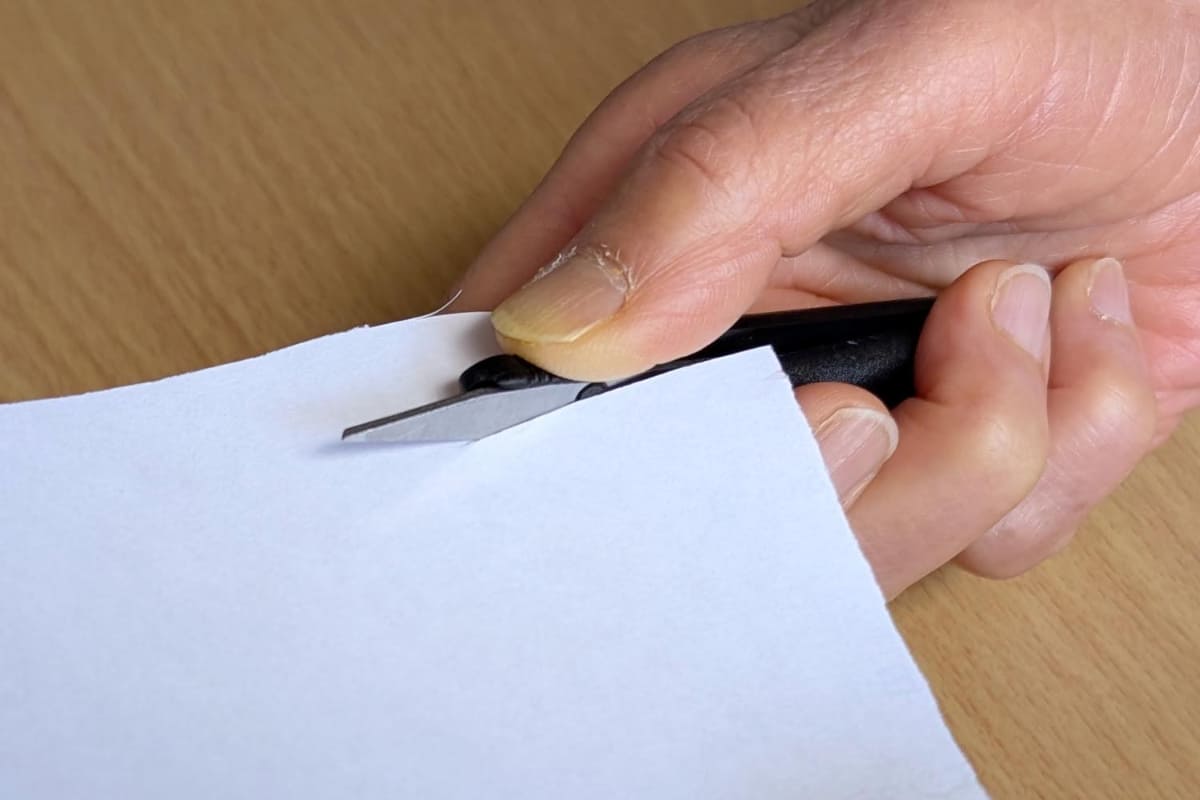 親指をかける位置にはギザギザが付いています