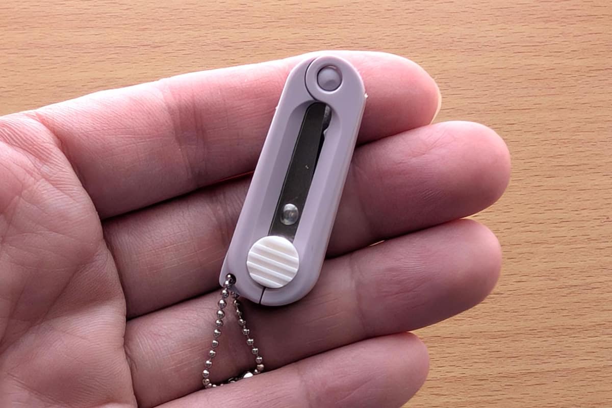 クツワの「携帯はさみ(淡色リリーズ)SS121」