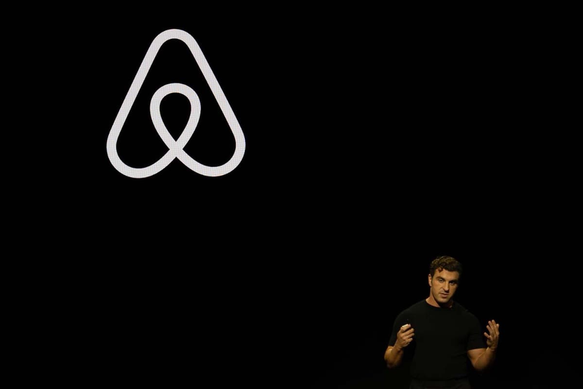 Airbnbは5月13日には米・ロサンゼルスでイベントを開催。CEOのブライアン·チェスキー氏がプレゼンテーションを行なった