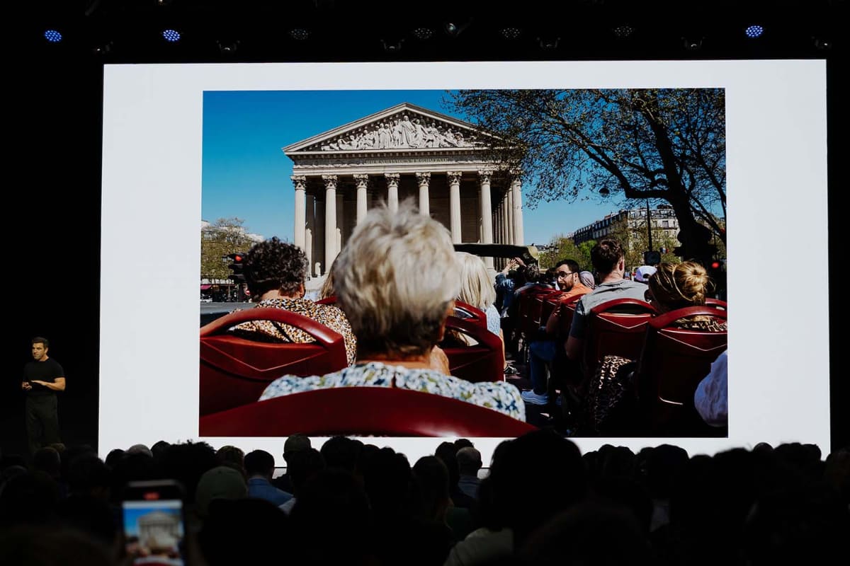 二階建ての観光バスを例に「よくある旅」を皮肉る