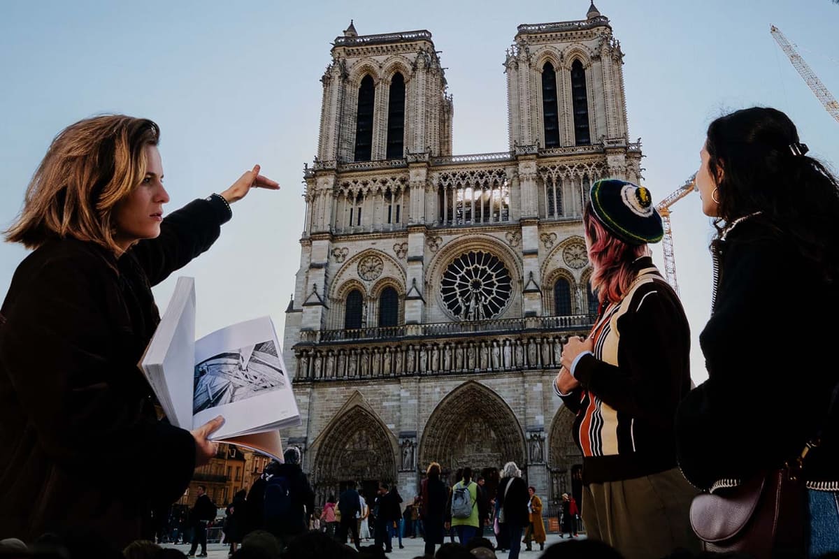 ノートルダム大聖堂を修復に実際に携わった建築家とともに巡ることもできる