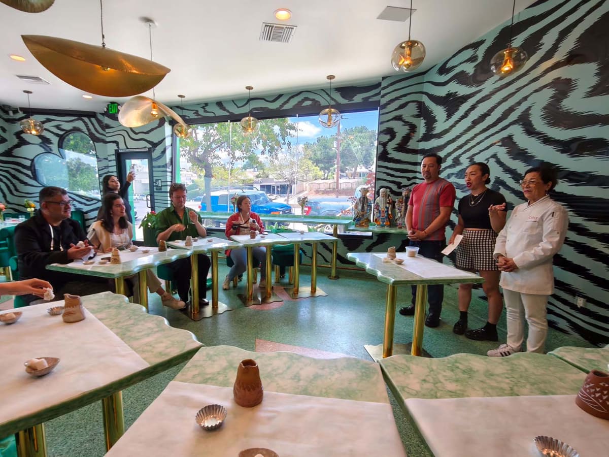 レストラン「Chifa」で、ファンション・デザイナーのウンベルト・レオンとその家族とともに、エッグタルトを実際に作る体験もできた