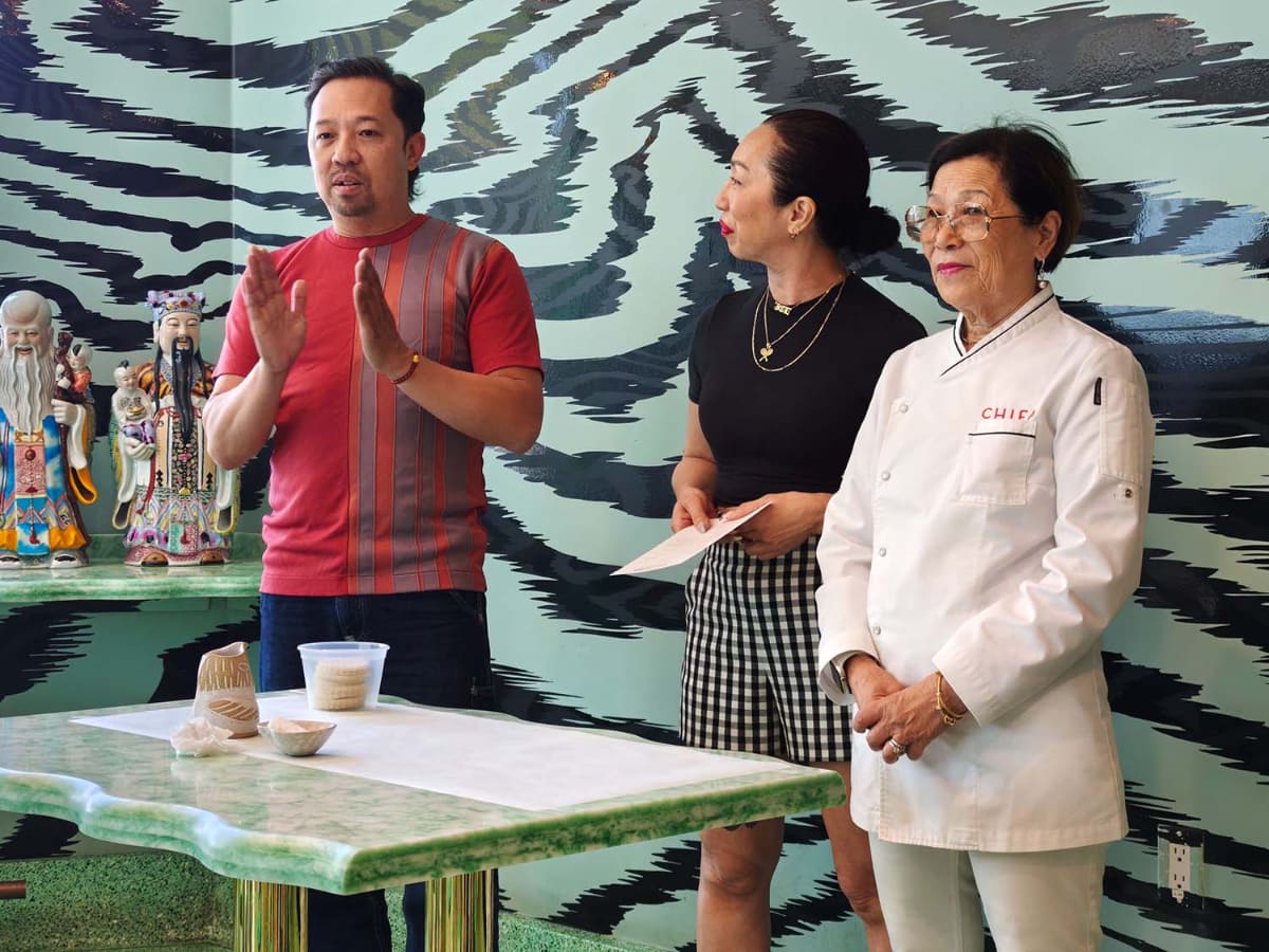 レストラン「Chifa」で、ファンション・デザイナーのウンベルト・レオンとその家族とともに、エッグタルトを実際に作る体験もできた
