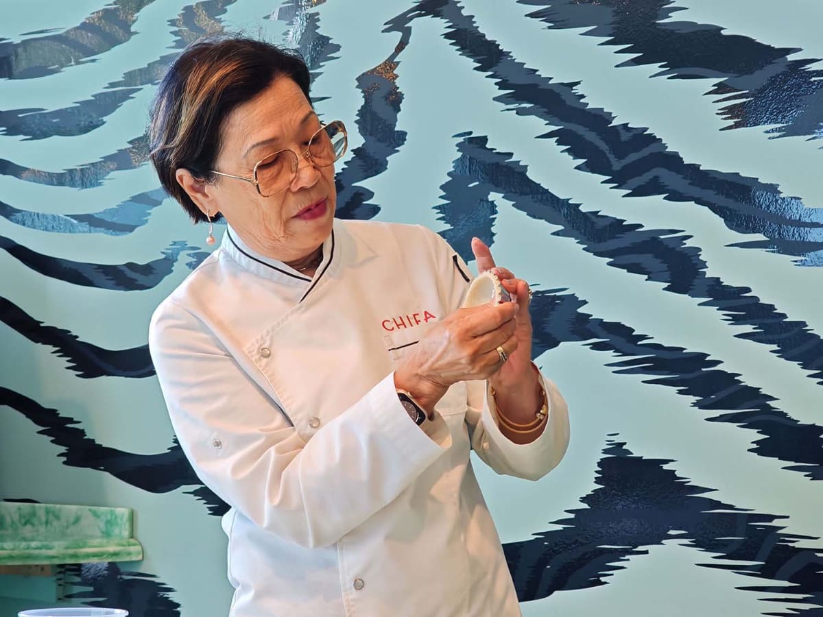 レストラン「Chifa」で、ファンション・デザイナーのウンベルト・レオンとその家族とともに、エッグタルトを実際に作る体験もできた