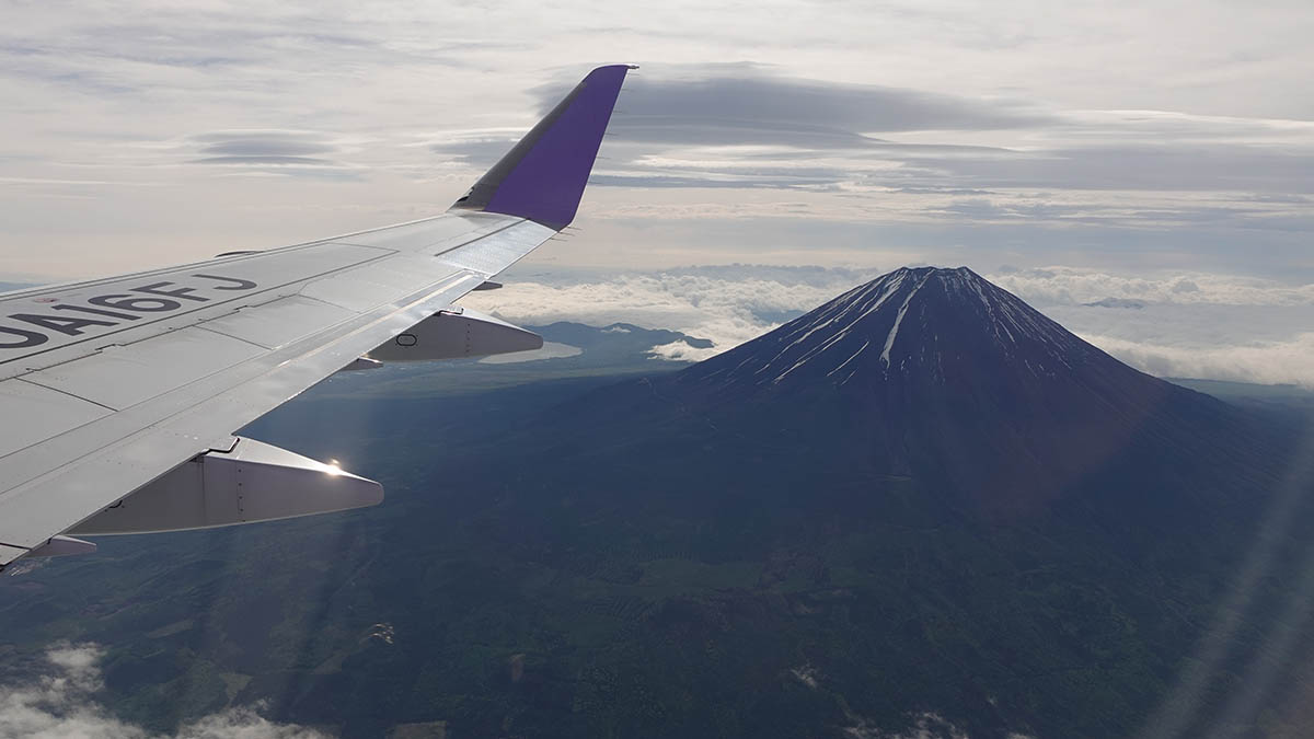 遊覧フライトで富士山を眺める