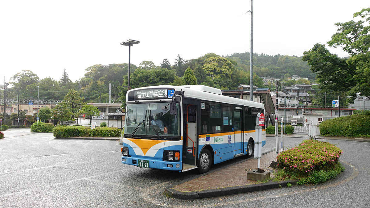 JR金谷駅前で発車を待つ連絡バス