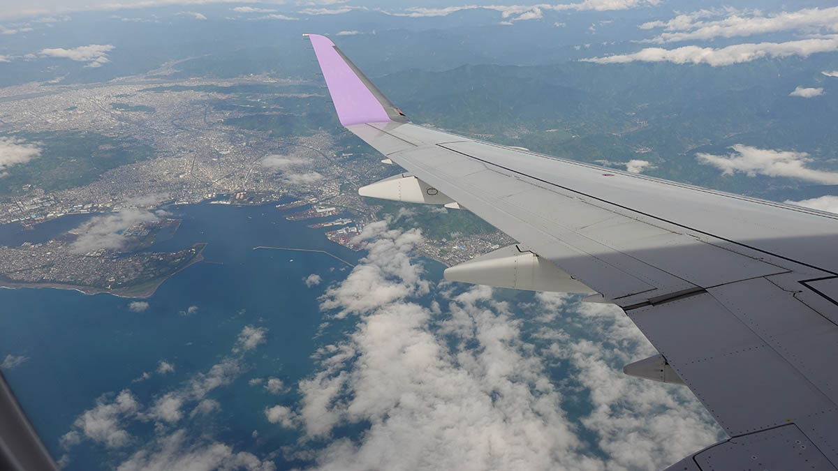 写真中央が清水港、左側の半島先端が三保松原