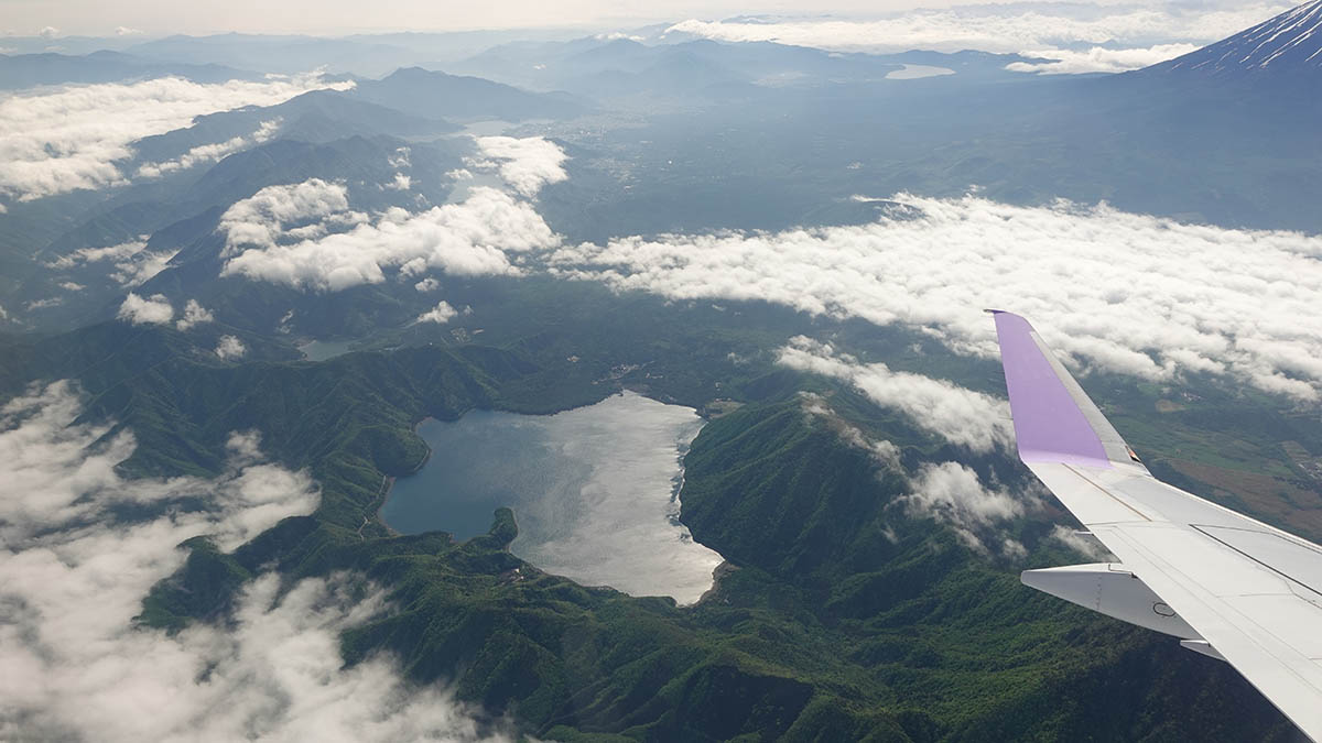 手前は本栖湖、奥は精進湖。その奥の西湖は雲に隠れている