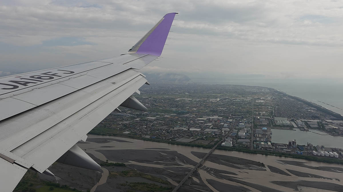 着陸前には、大井川河口や大井川漁港などを眺めることができる