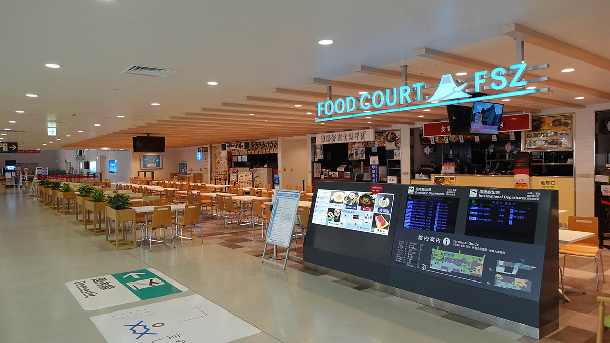 空港内のフードコートを食べ歩くのも良い。ただしオープンは10時30分から